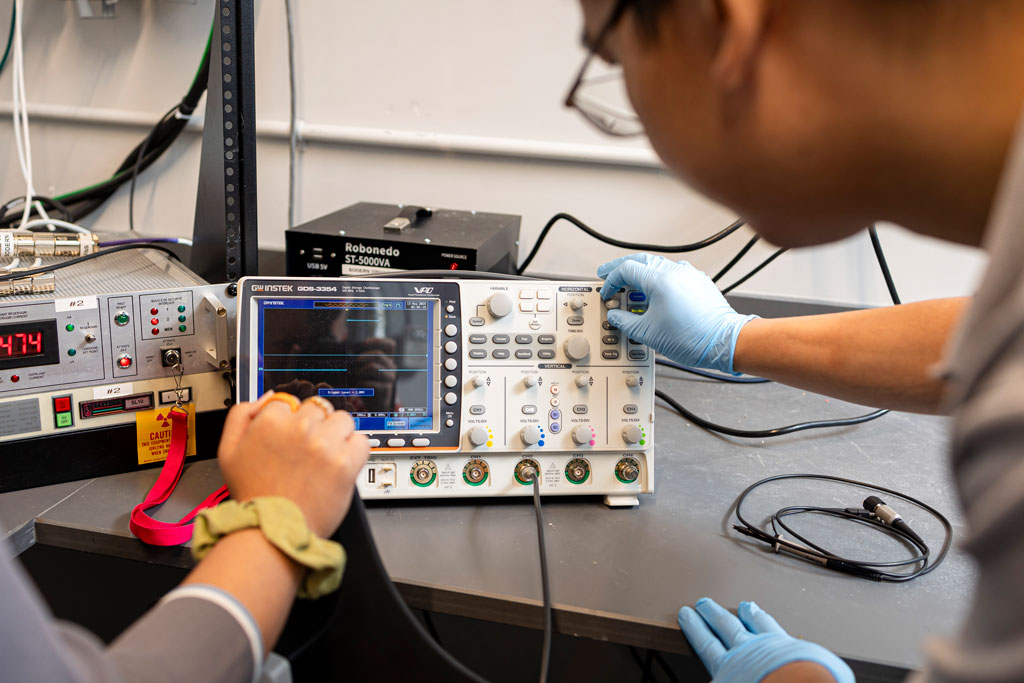 Xianfei Wen working in lab